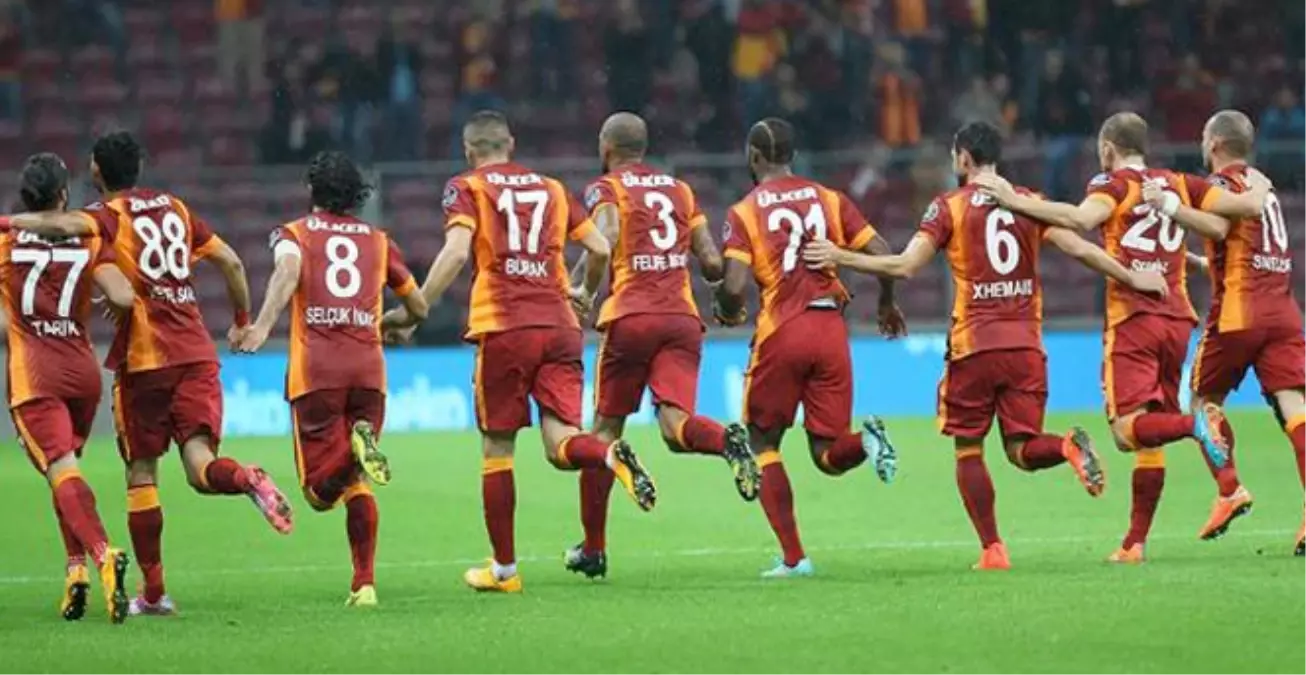 Galatasaraylı Futbolcular Gol Sevincinde Prandelli\'ye Koştu