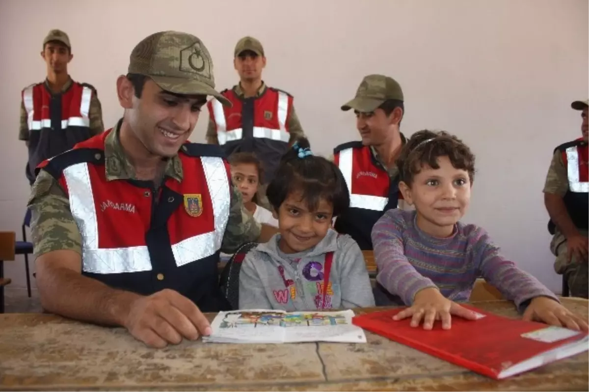 Jandarma, Öğrencilerle Birlikte Okul Boyadı