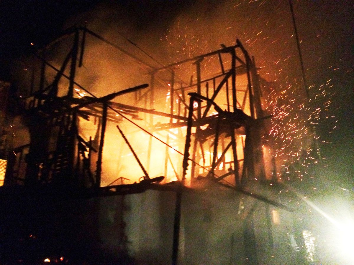 Kedi ve Köpek Dolu Ev Tamamen Yandı