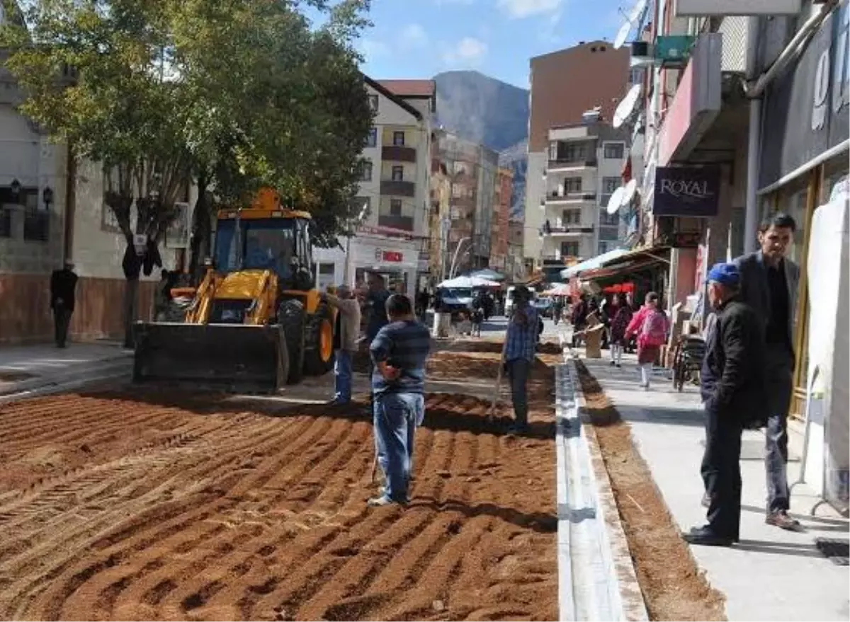 Kemaliye Camisi\'nin Önü Yenileniyor