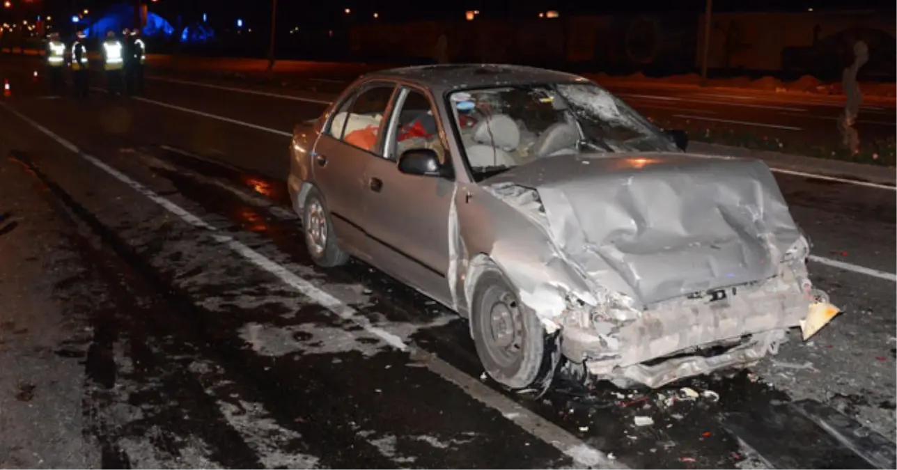 Konya\'da Otomobil Trafik Işıklarında Duran Araca Çarptı: 10 Yaralı