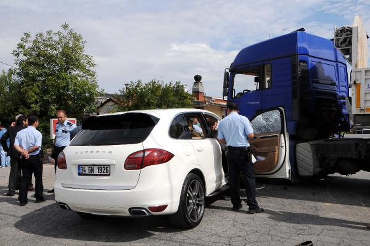 Büyükçekmece\'de Lüks Cipe Silahlı Saldırı: 1 Ölü, 1 Yaralı