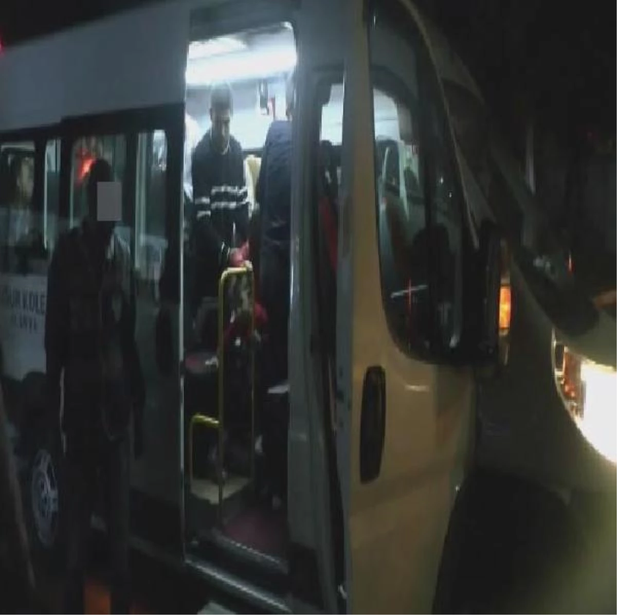Öğrenci Servis Minibüsünde 22 Suriyeli Kaçak Yakalandı