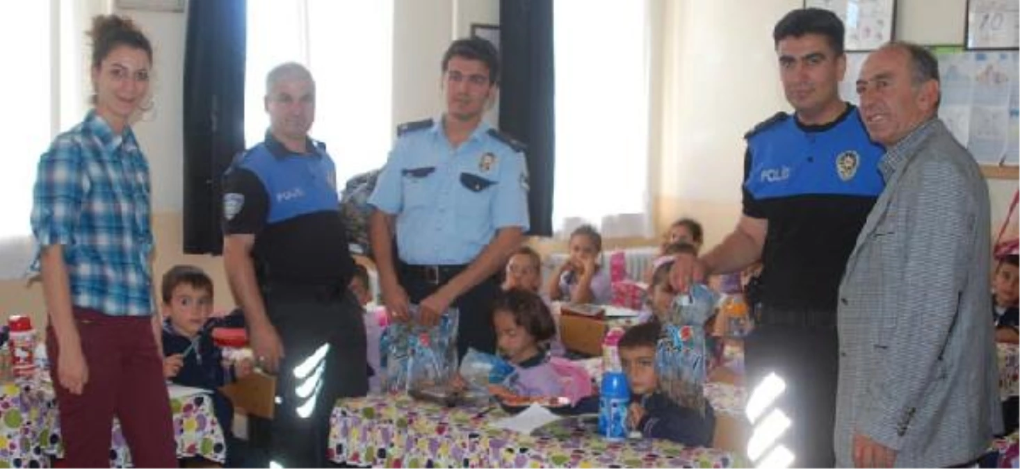 Polisten İlkokul Öğrencilerine Hediyeli Eğitim