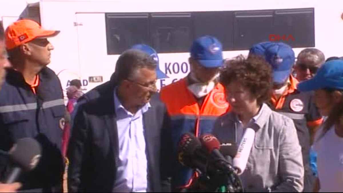 Şanlıurfa Afad Başkanı Fuat Oktay ve Unhcr Türkiye Temsilci Carol Batchelor Suriyeli Mültecilerin...