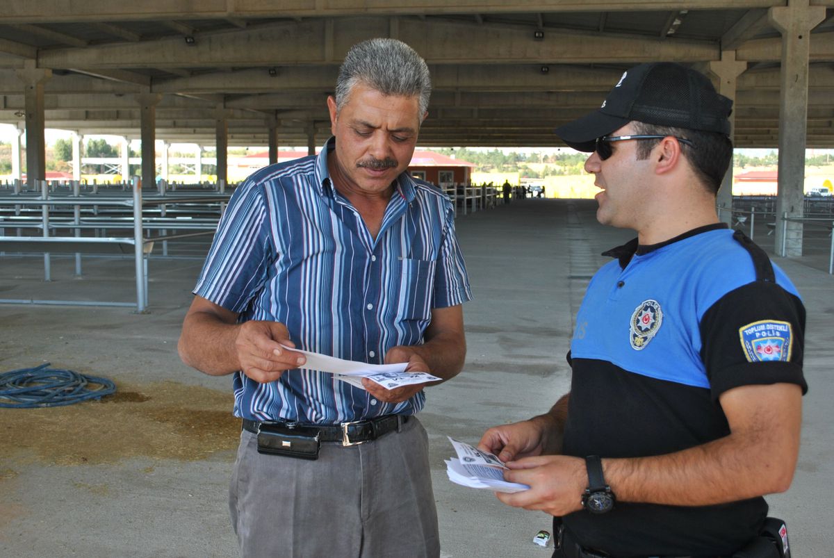 Kayseri\'de Polis Hayvan Pazarında Sahte Para Kalemi Dağıttı