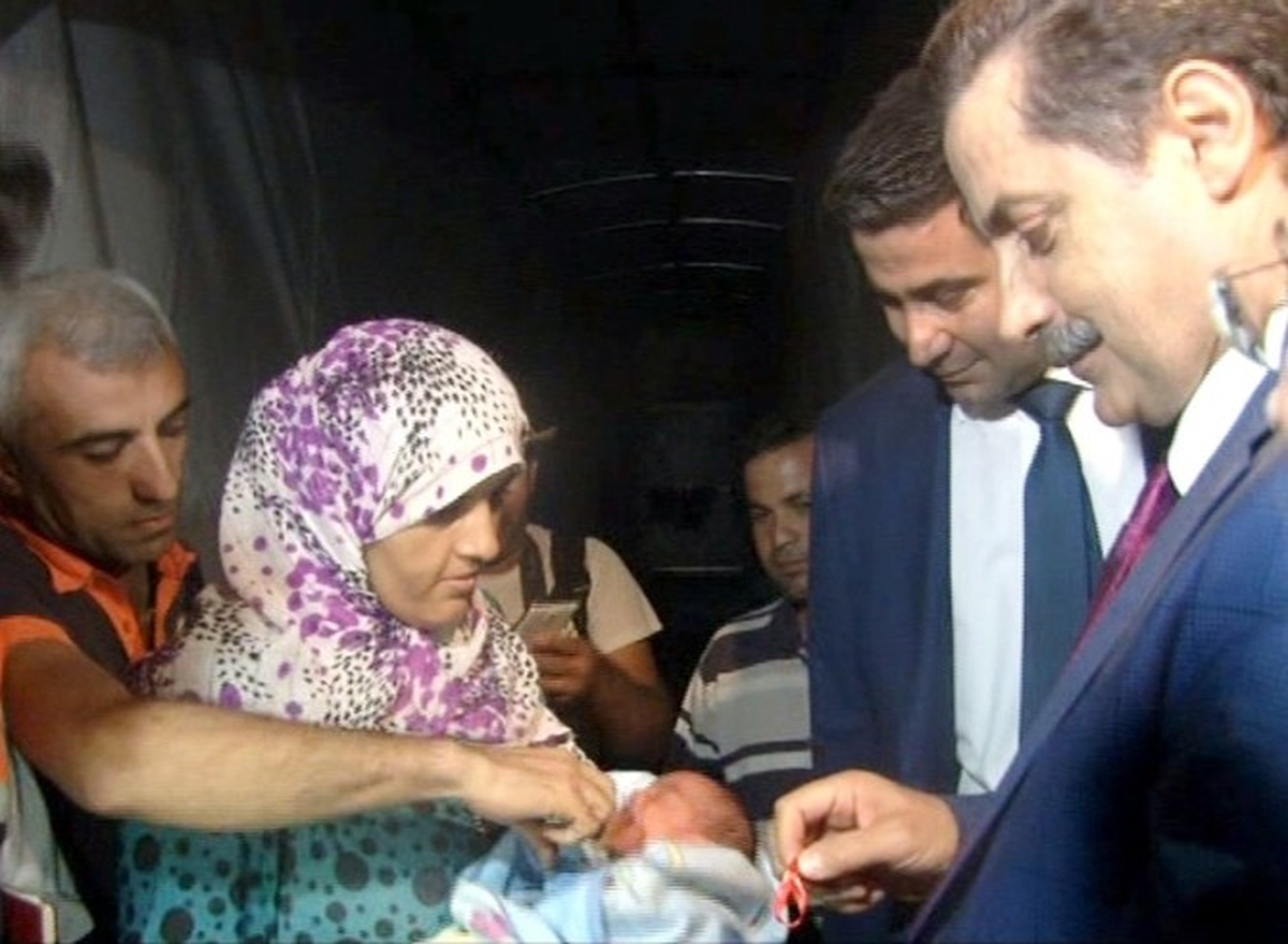 Bakan Çelik, Suruç\'ta Suriyeli Bebeğe Altın Taktı