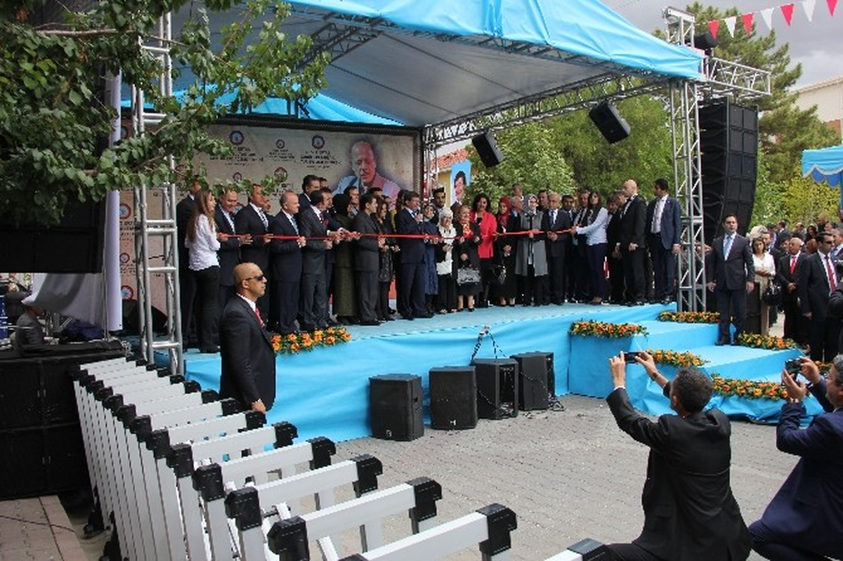 Başbakan Davutoğlu, Gönül Sultanları Müzesinin Açılışını Yaptı