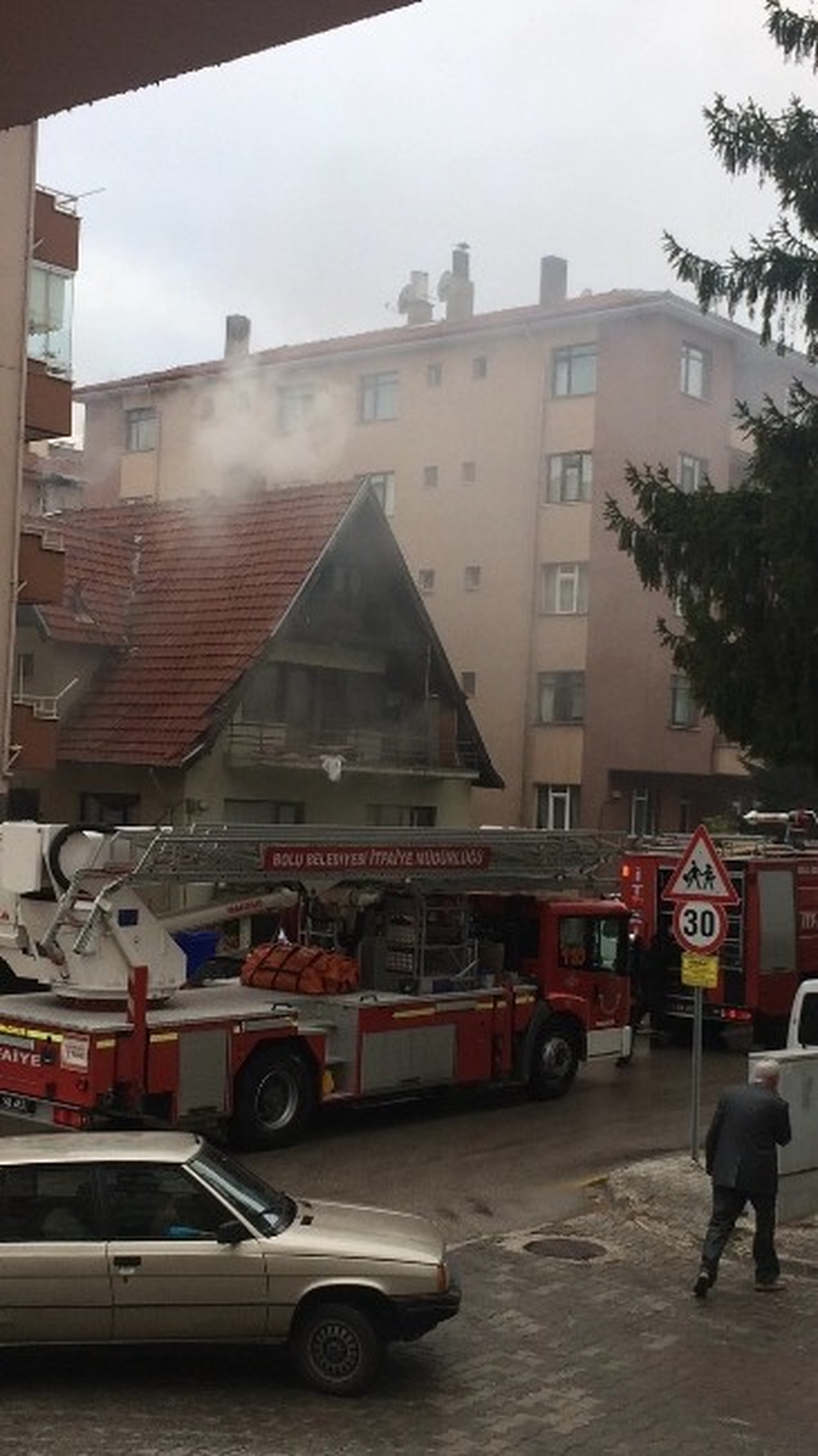 Bodrumu Ateşe Verip Kaçtılar