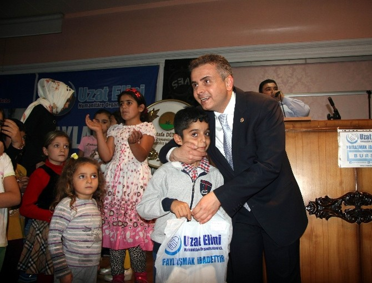 Bursa\'da Suriyeli Çocuklara Bayramlık Dağıtıldı