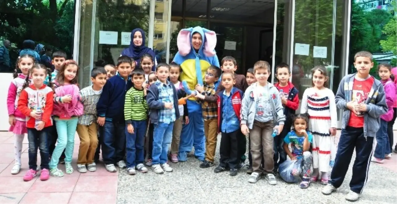 Çocuklar Üzümü Turist Ömer ile Sevecek