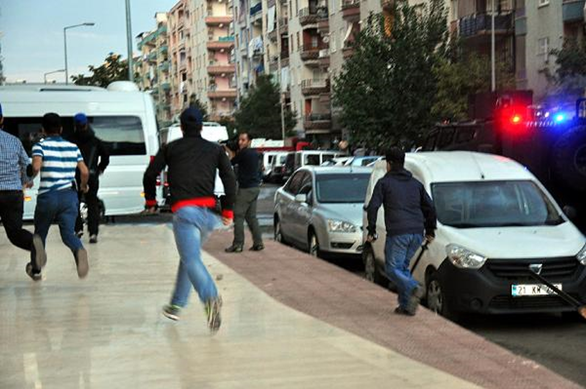 Diyarbakır\'da Işid Protestosunda Olaylar Çıktı