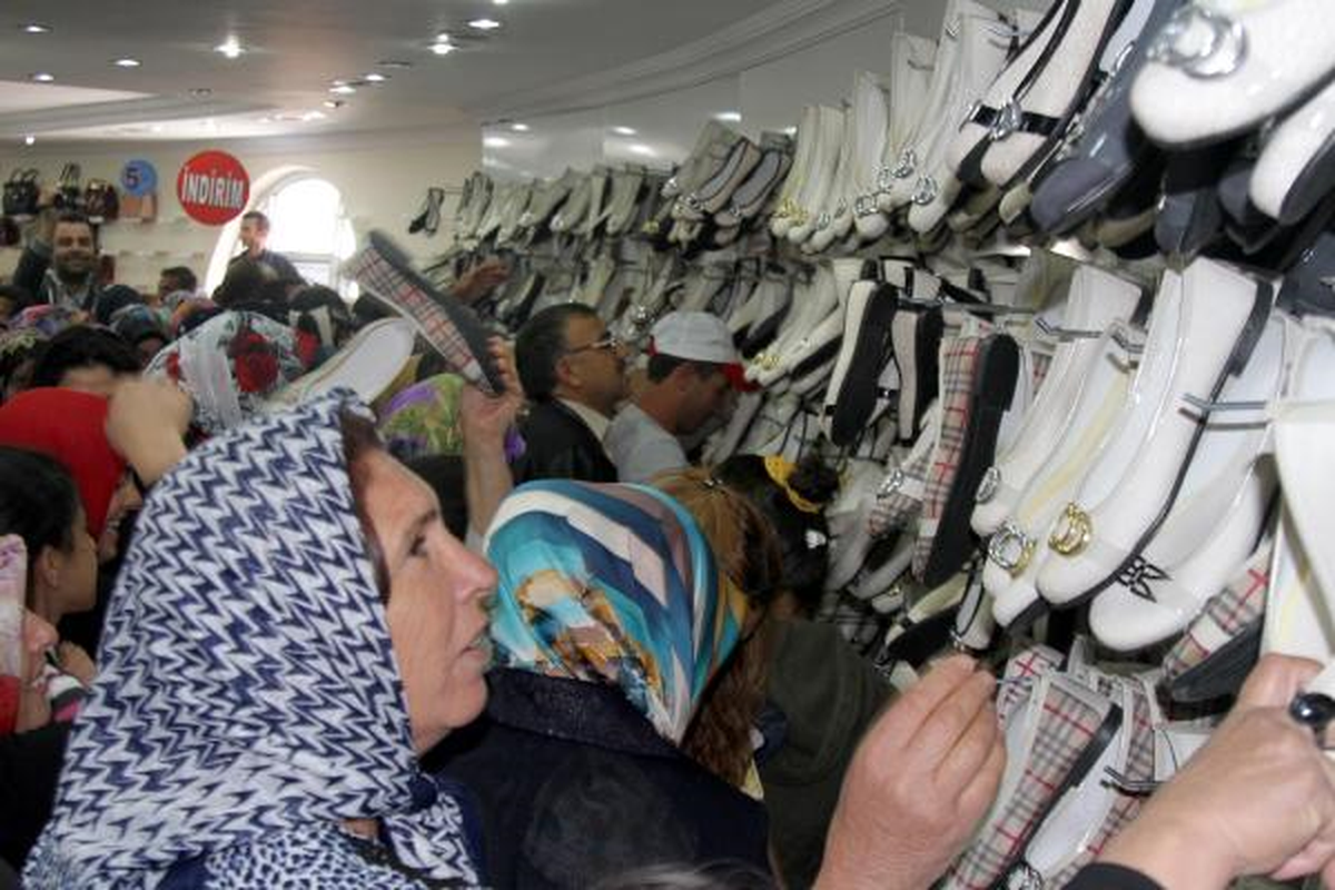 Erzincan\'da 1 Liralık Ayakkabı İzdihamı