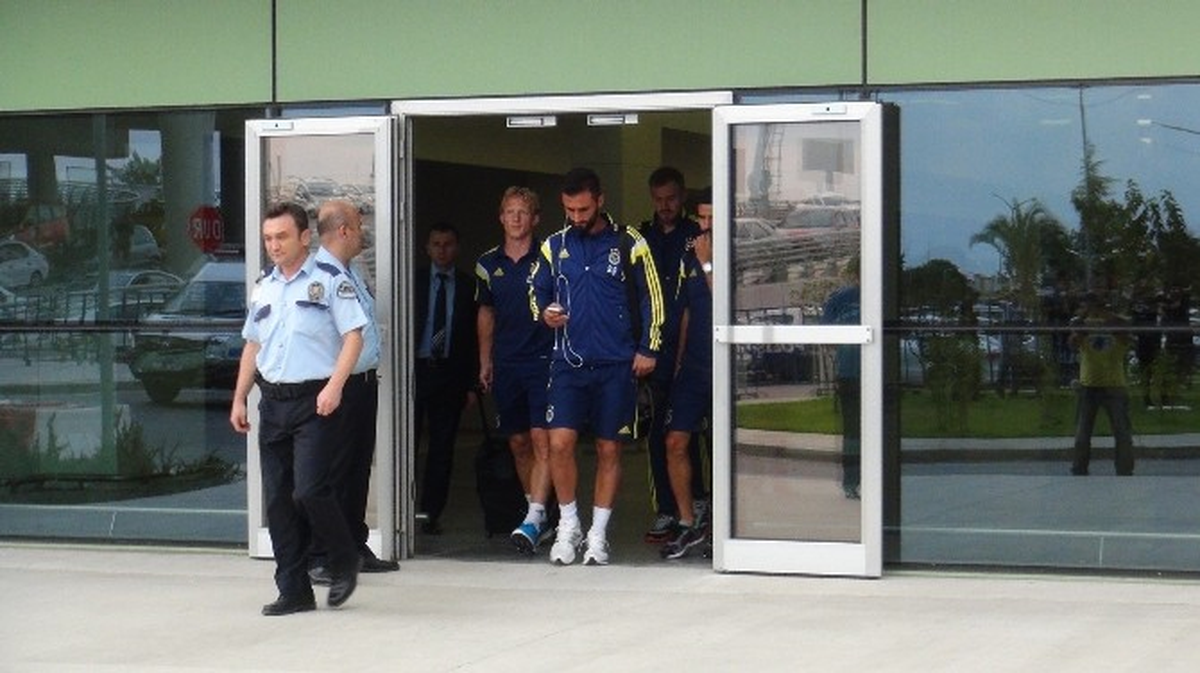 Fenerbahçe\'ye İzmir\'de Coşkulu Karşılama