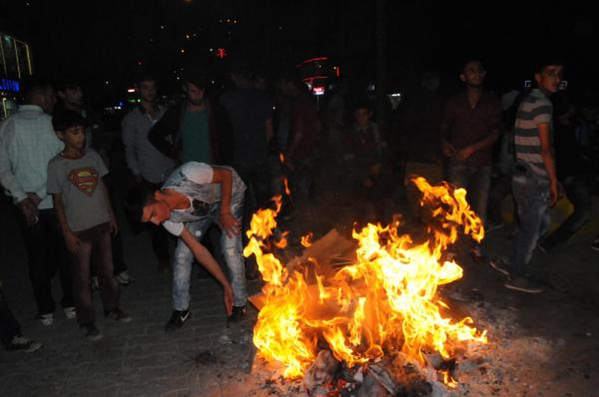 Hakkari\'de Kobani İçin 24 Saatlik Oturma Eylemi