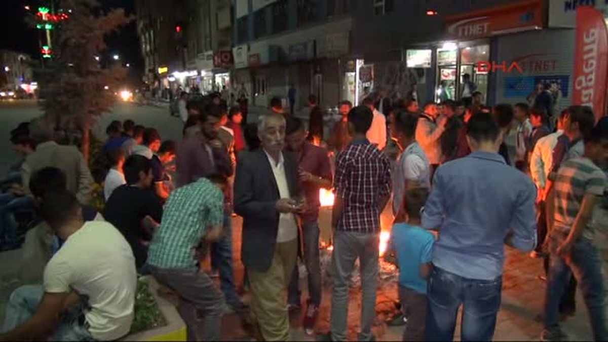 Hakkari\'de Kobani İçin 24 Saatlik Oturma Eylemi