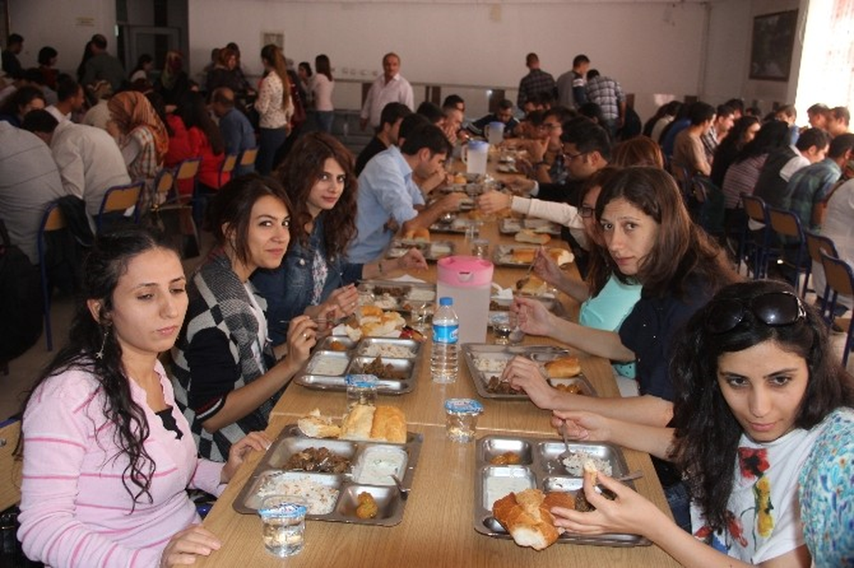 Hakkari\'ye Atanan Öğretmenler Görevlerine Halaylarla Başladı