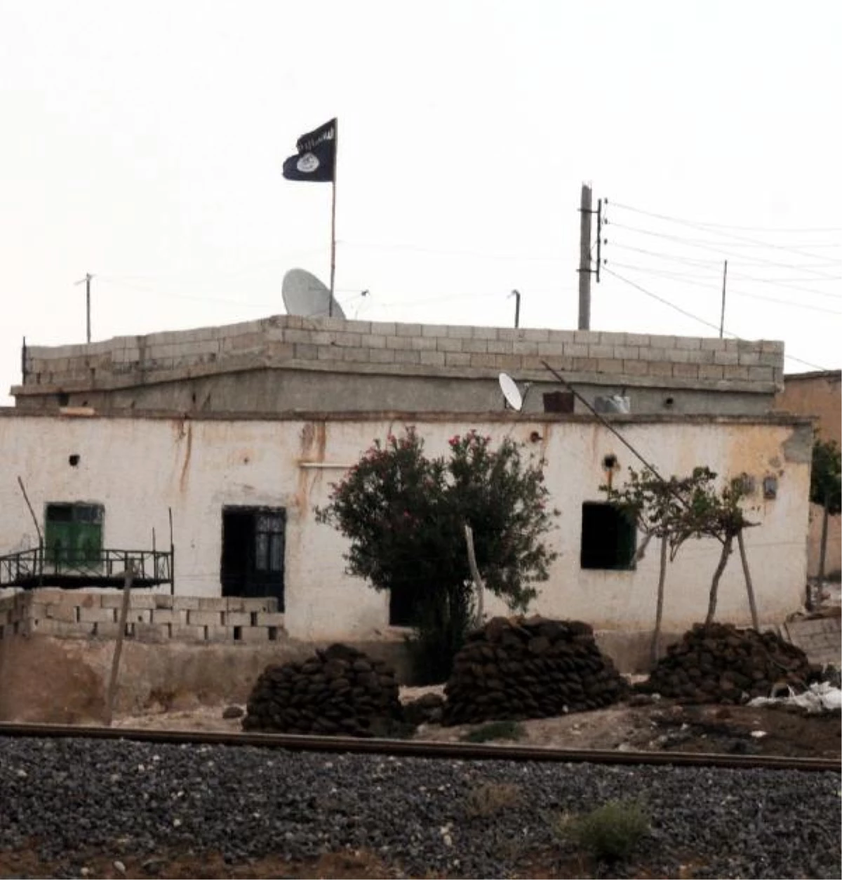 IŞİD Türkiye Sınırındaki Köye 3 Bayrak Dikti