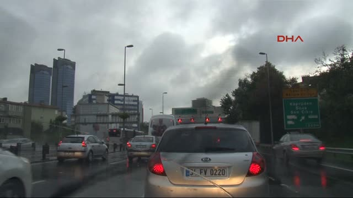 İstanbul'da Yağmur Trafiği Felç Etti