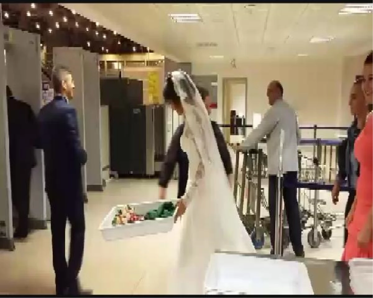 İstanbul\'daki Düğünlerine Gitmek İçin Uçağa Gelinlik ve Damatlıkla Bindiler