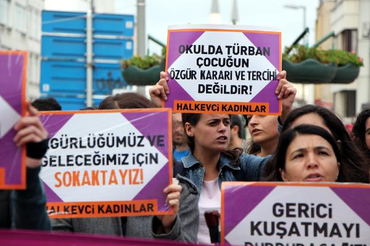 Kadıköy\'de Kadınlardan Başörtü Protestosu