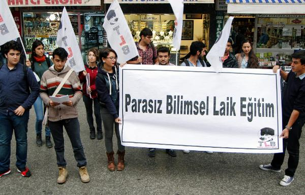 Karabük\'te Liselilerden Başörtüsü Protestosu
