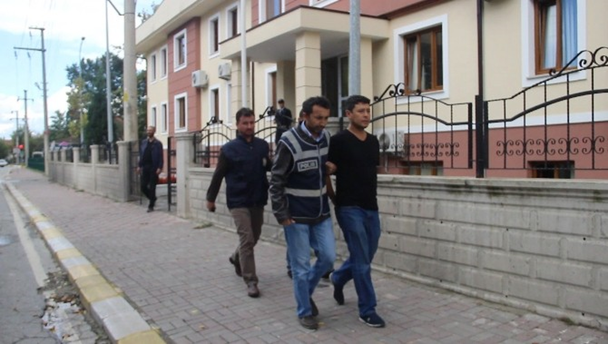 Kargocu Kılığına Giren Polisler Dolandırıcıları Suçüstü Yakaladı