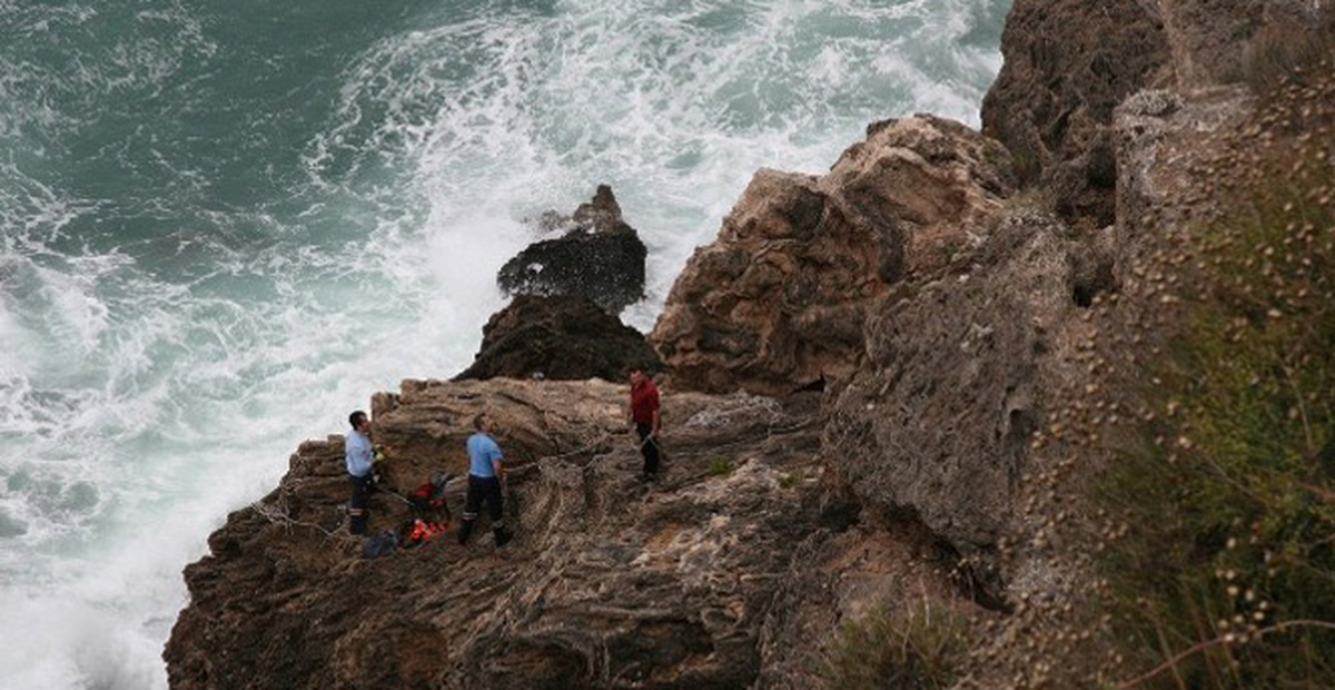 Kayalıklarda Mahsur Kalan Kişi, Önce Çantasını Kurtardı