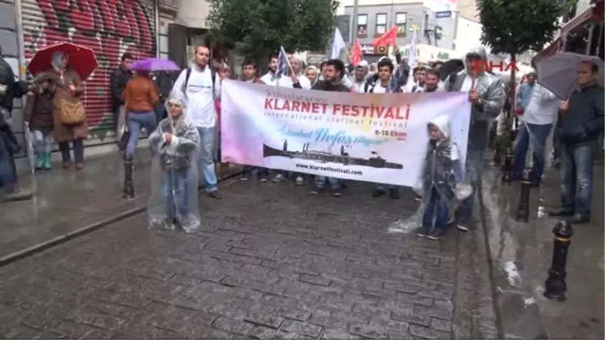 Klarnetçiler Önce Yürüdü Sonra Çaldı