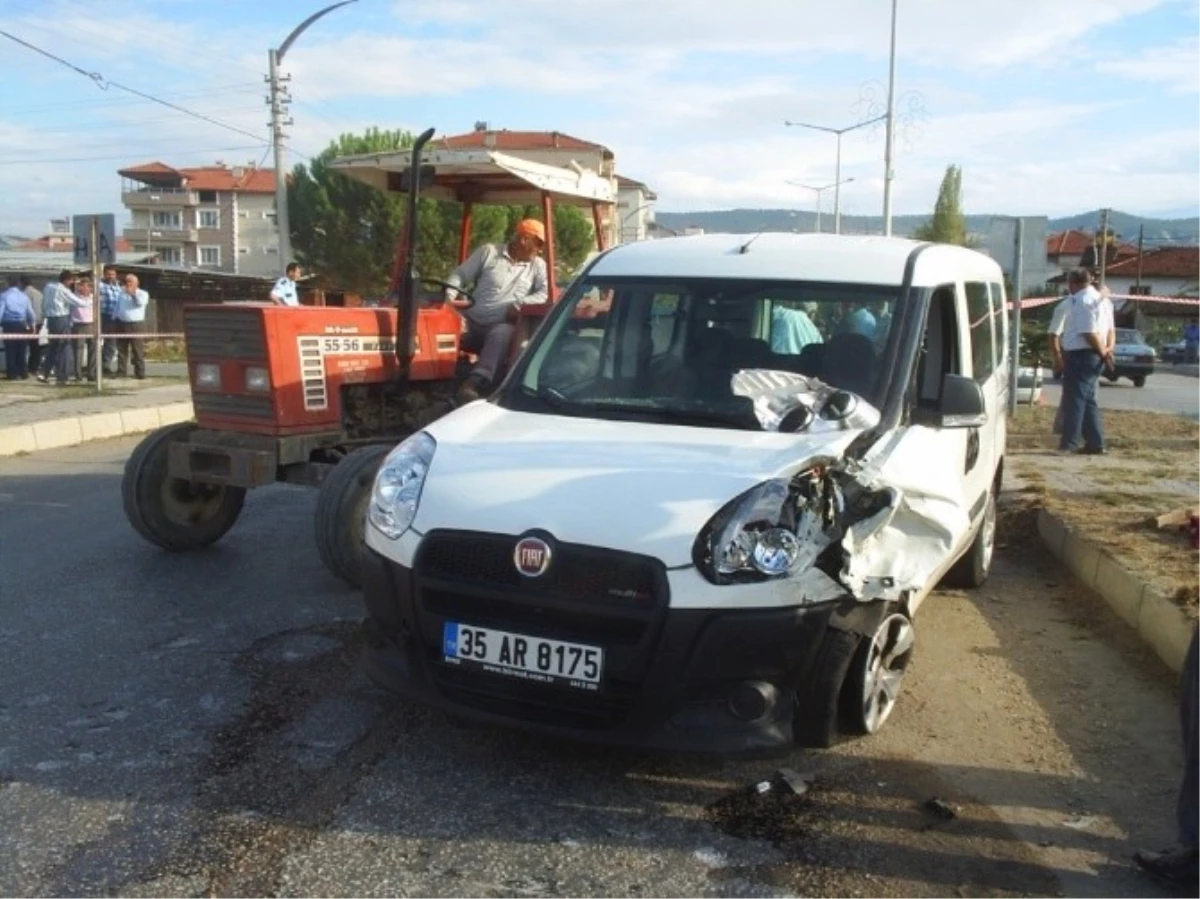 Manisa Selendi\'de Trafik Kazası: 3 Yaralı
