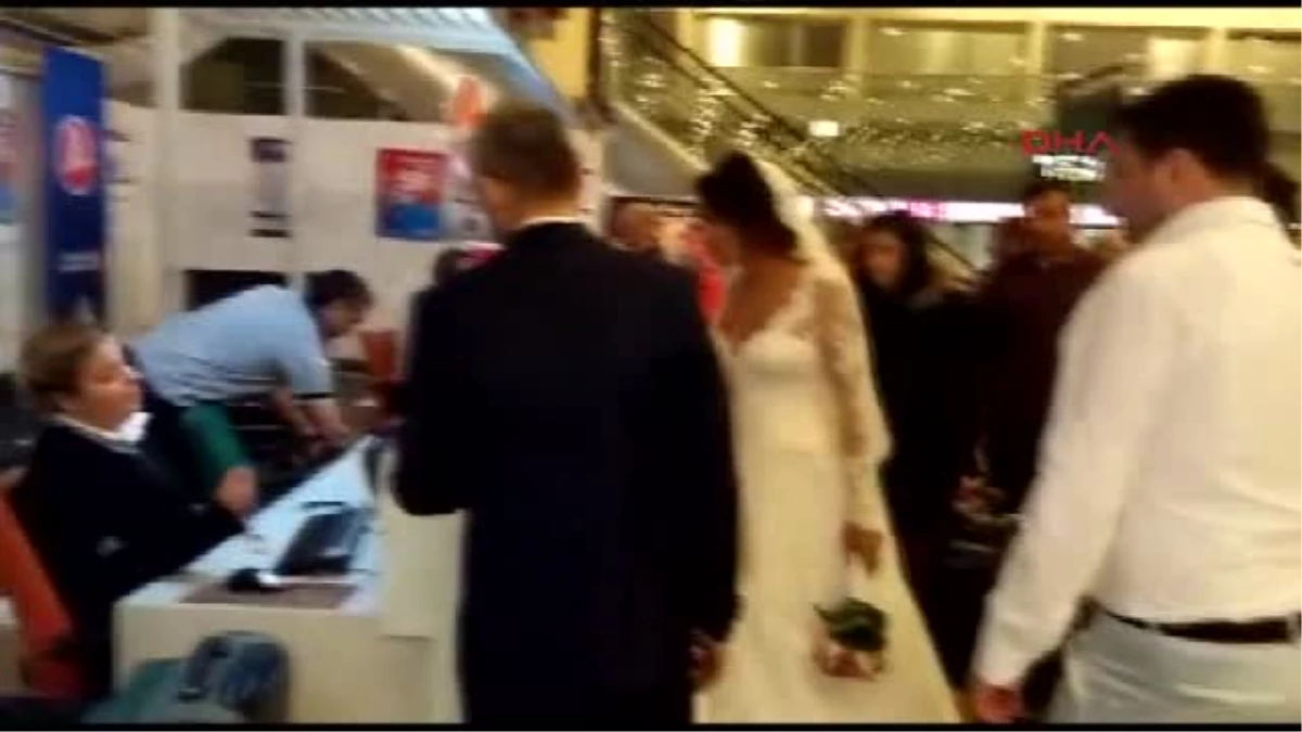 Trabzon İstanbul\'daki Düğünlerine Gitmek İçin Uçağa Gelinlik ve Damatlıkla Bindiler