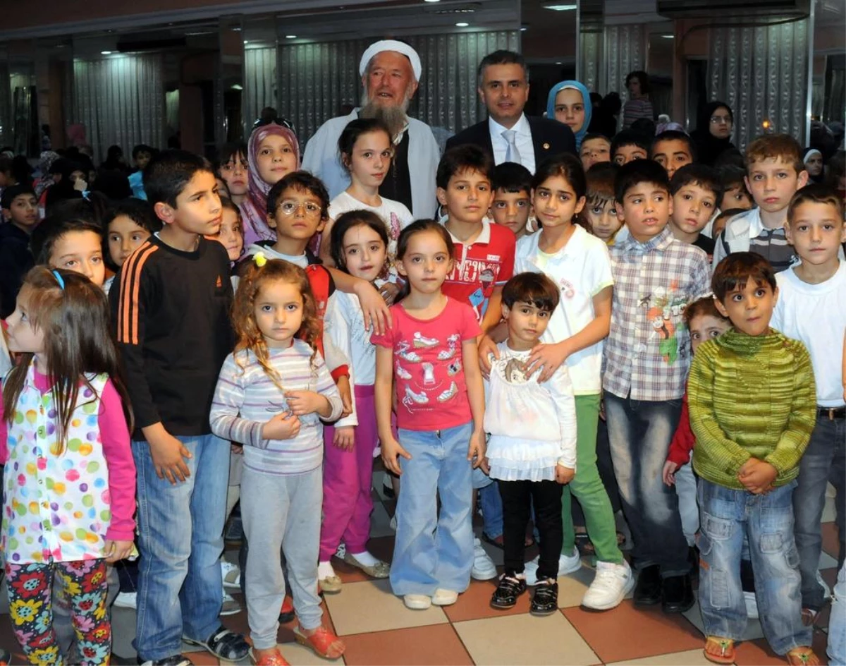 Uzat Elini Yardım Organizasyonundan 300 Yetim Çocuğa Bayramlık