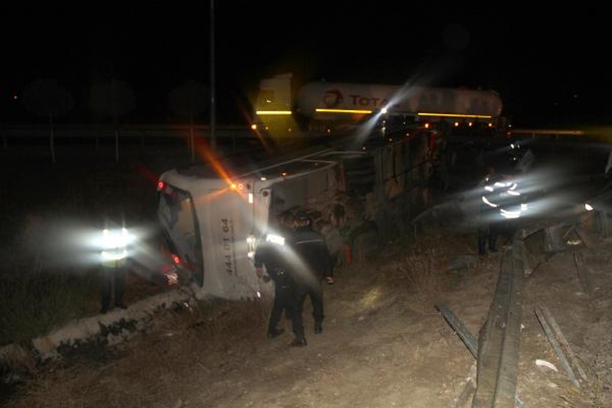 Bilecik\'te Virajı Alamayan Yolcu Otobüsü Devrildi: 23 Yaralı