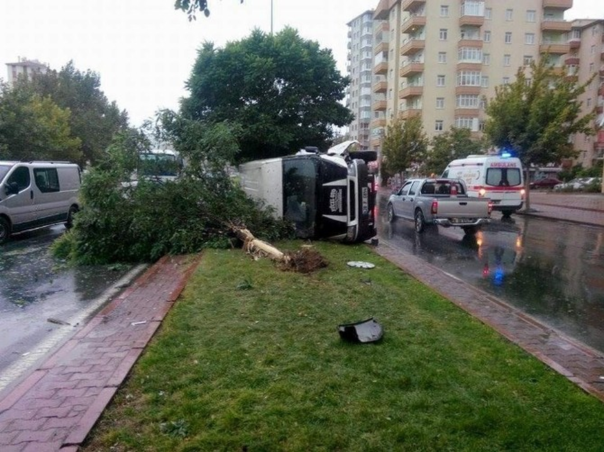 Kayseri\'de Yağan Yağmur Kazaya Neden Oldu