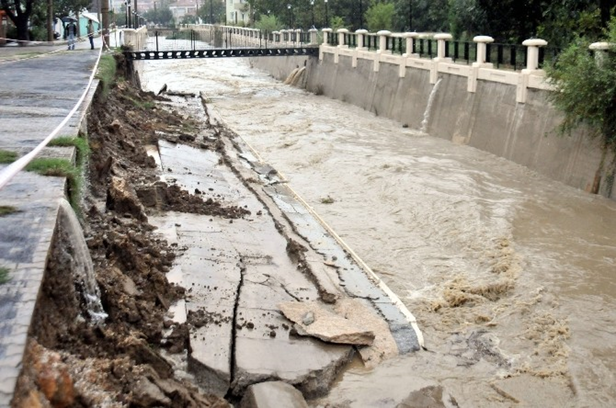 Yalova\'da Yağmurda Derenin İstinat Duvarı Çöktü
