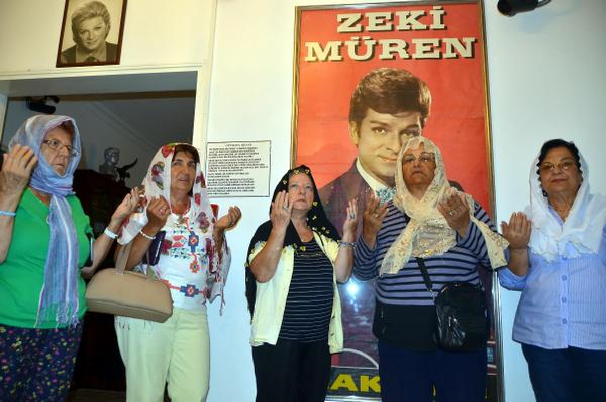 Zeki Müren Ölümünün 18\'inci Yılında Dualarla Anıldı
