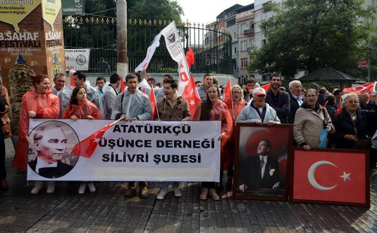 Add\'den Ortaöğretimde Türban Serbestisine Protesto