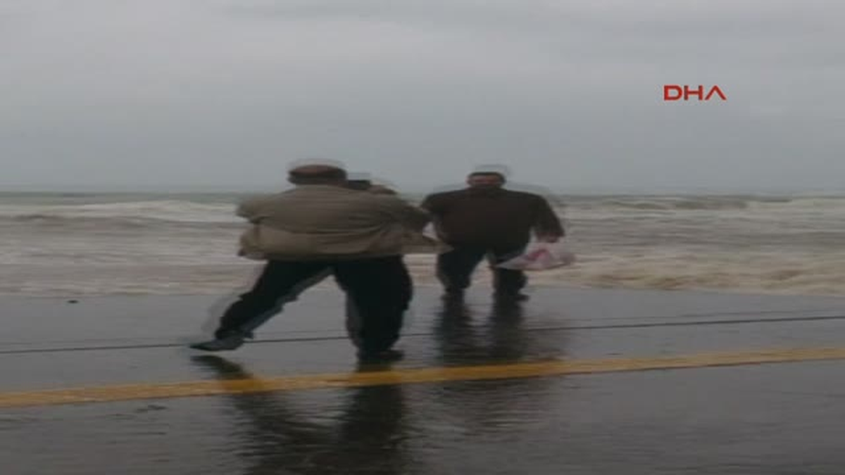 Akçakoca\'da 6 Metrelik Dalgalar