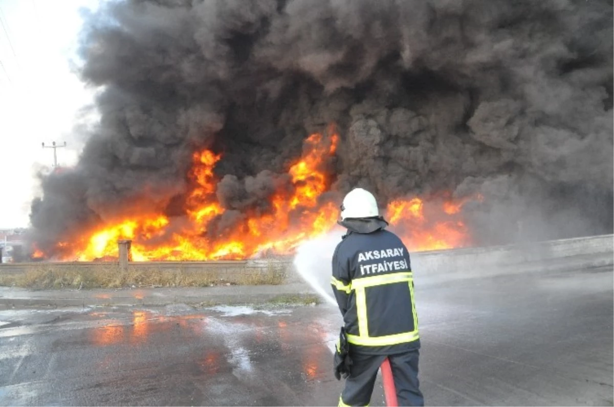 Aksaray\'da Lastik Fabrikasındaki Yangın Sürüyor