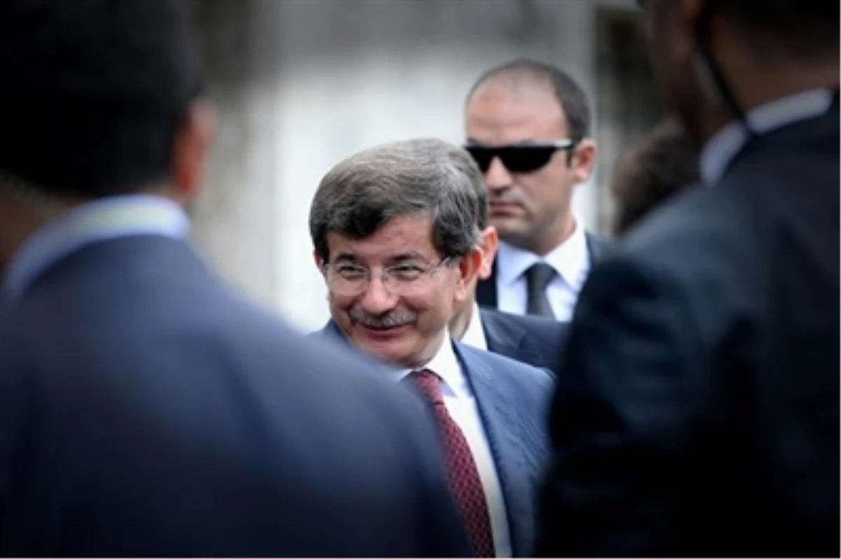 Başbakan Davutoğlu, İstanbul\'a Gitti