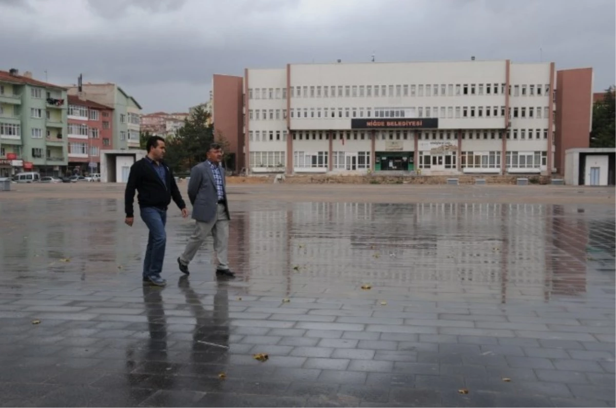 Belediye Başkanı Akdoğan Yağmur Çamur Demeden İşçilere Yardım Etti