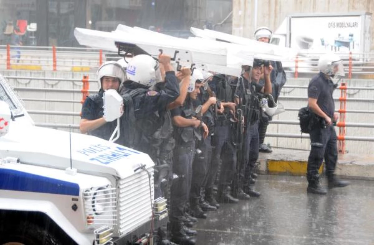 Diyarbakır\'da Kobani İçin Yağmur Altında Eylem