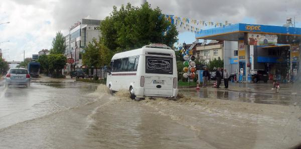 Elazığ Sel\'e Teslim Oldu