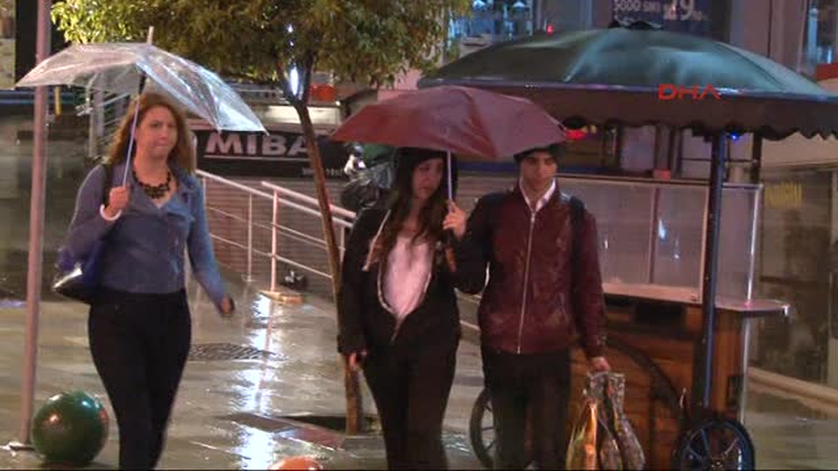 İstanbul\'da Yağış ve Sert Rüzgar Etkili Oluyor