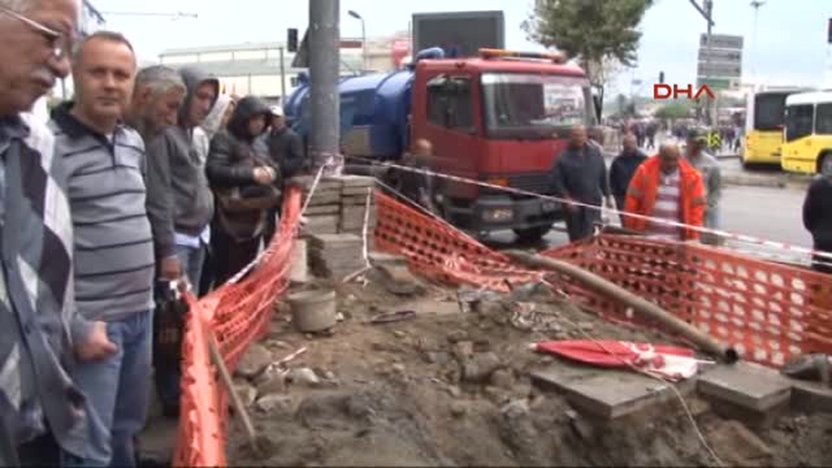 Kadıköylüler Su Kuyruğuna Girdi, Bornozlarını Giyip Kesintiyi Protesto Etti