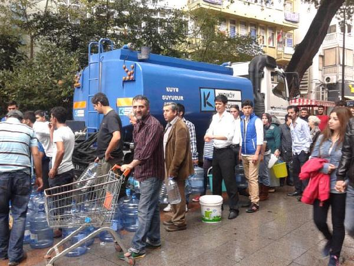 Kadıköylüler Su Kuyruğuna Girdi, Bornozlarını Giyip Kesintiyi Protesto Etti