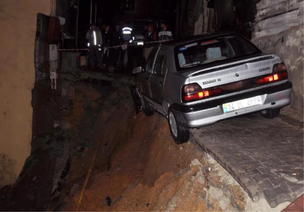 Kağıthane\'de İstinat Duvarı Çöktü; Park Halindeki Araç Çukurda Mahsur Kaldı