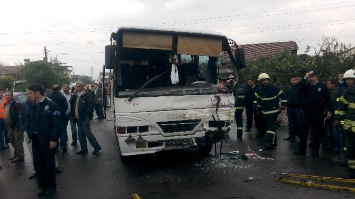 Kocaeli\'de Servis Otobüsü ile Panelvan Çarpıştı: 7 Yaralı