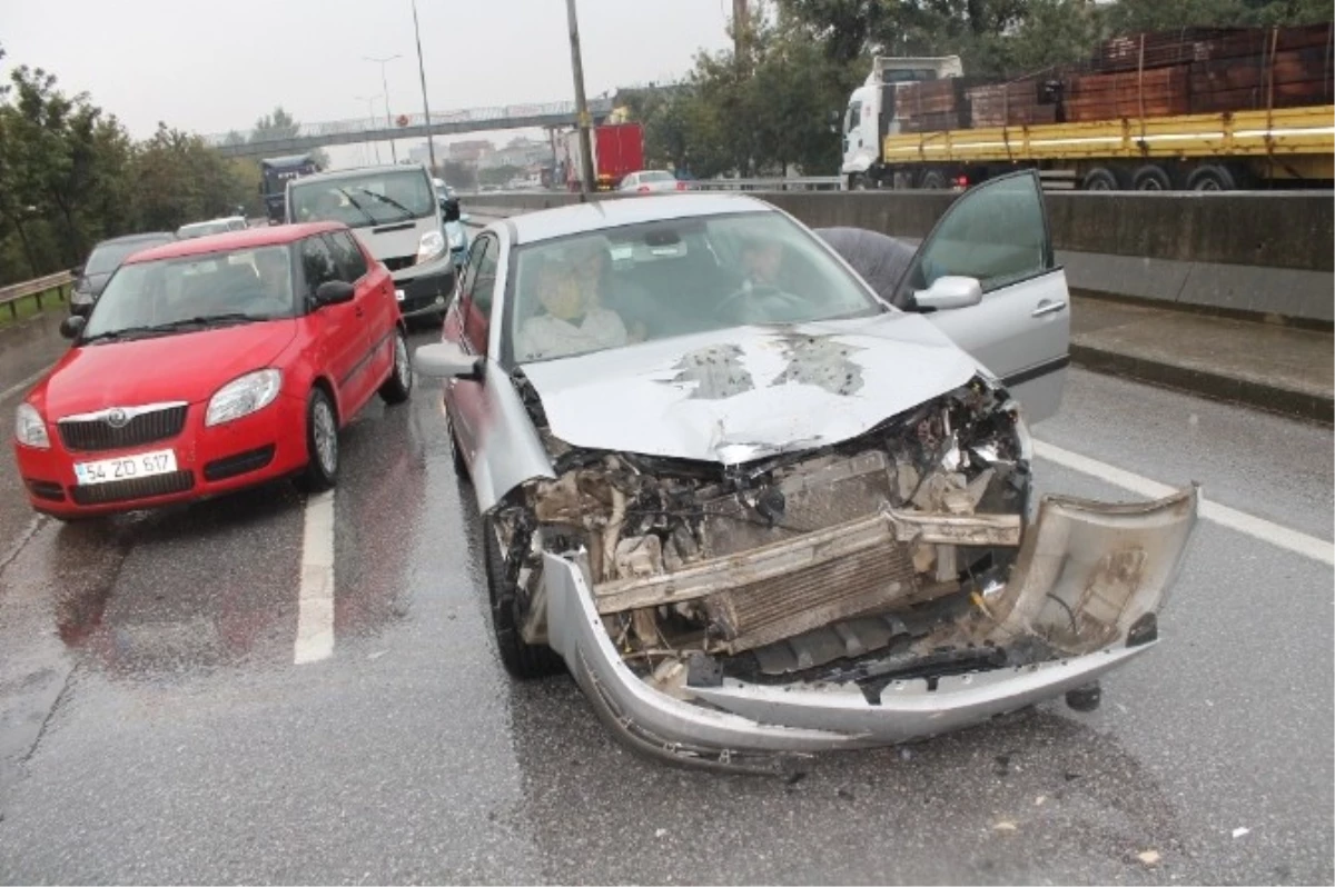 Kocaeli\'de Zincirleme Trafik Kazası: İki Yaralı