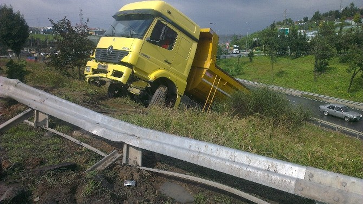 Kontrolünü Kaybeden Kamyon Yol Kenarına Savruldu